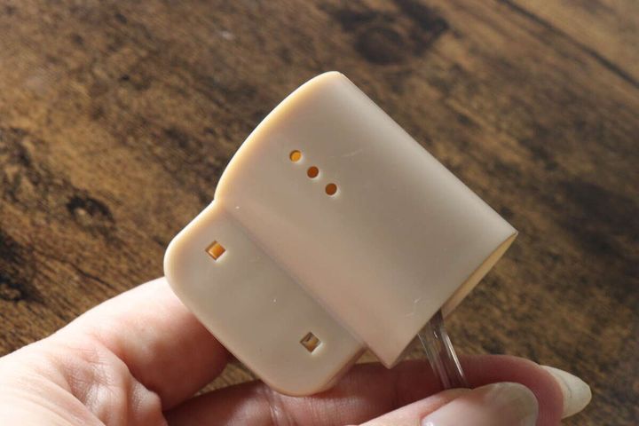 歯ブラシのヘッドがベージュのクリップにカバーされ、空気穴が見える