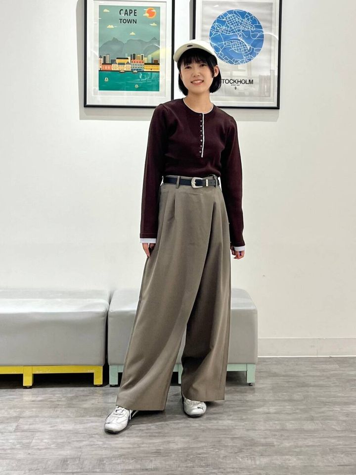 ブラウンのヘンリーネックプルオーバーとカーキのワイドパンツを合わせたコーデ