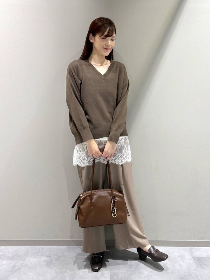 ブラウンのVネックニットとベージュのワイドパンツを合わせたコーデ