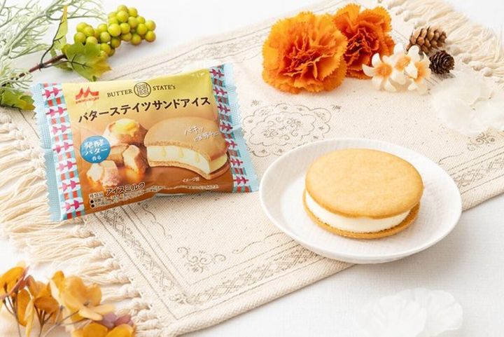 バターステイツサンドアイスのパッケージと皿に盛られたアイス