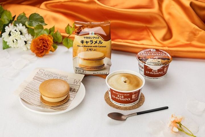 マカロンアイスとカップアイス2種が花と共にテーブルに並ぶ