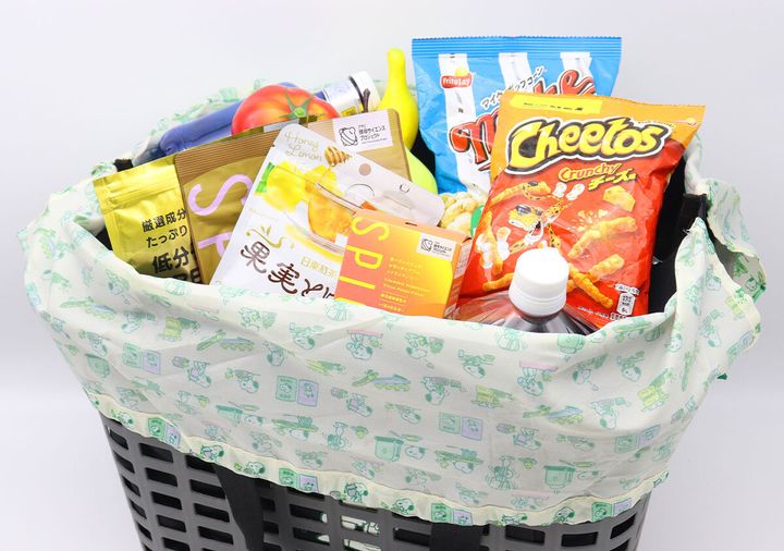 レジカゴにセットされたスヌーピーのトートバッグに食料品が入っている