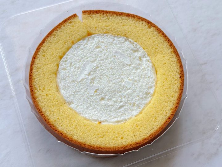 スポンジの真ん中にこれでもかというほど生クリームがぎっしり！