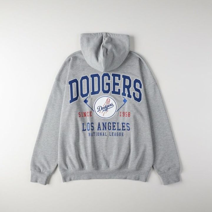 ドジャースのロゴを大きく刺繍したフーディーの背面