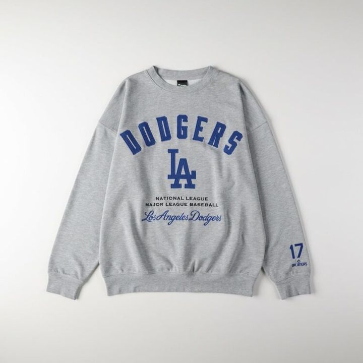 ドジャースのロゴと背番号を刺繍したグレーのスウェット