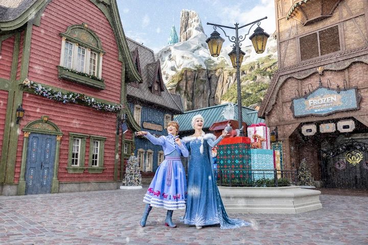 香港ディズニーランド・リゾート：アナと エルサがゲストを迎える「ワールド・オブ・フローズン」