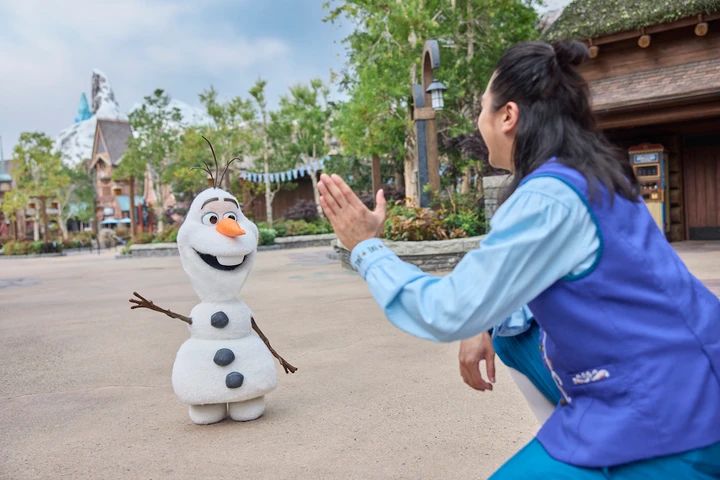 香港ディズニーランド・リゾート：「ワールド・オブ・フローズン」でゲストを迎えるオラフ