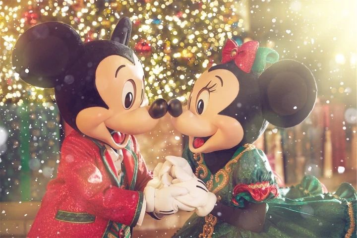 香港ディズニーランド・リゾート：華やかなホリデーの衣装に身を包んだミッキー＆ミニー
