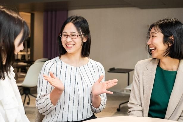  相手の話を聞く時は、ジェスチャーも交えるとハードルが下がる。 画像提供：株式会社カエカ