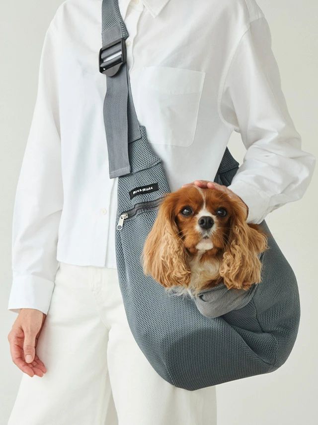 腕の中にいるような優しいフィット感が魅力のスリングバッグ