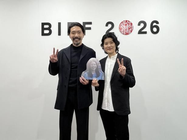 長澤まさみ演じる詩の顔パネルを手にした柄本佑と広瀬奈々子監督 [c] 2026 K2 Pictures