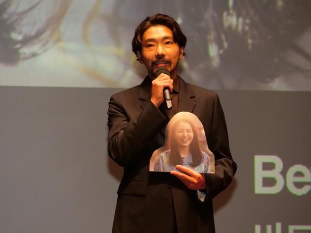 小島杜夫役の柄本佑 [c] 2026 K2 Pictures
