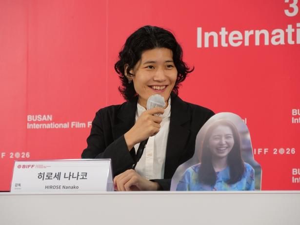釜山国際映画祭公式記者会見での広瀬奈々子監督 [c] 2026 K2 Pictures