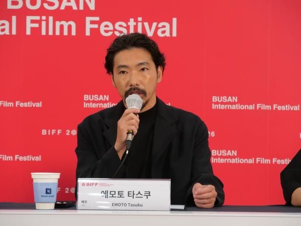 釜山国際映画祭公式記者会見での柄本佑 [c] 2026 K2 Pictures