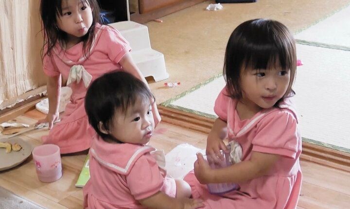【写真・画像】「1男8女の大家族」ギャルシンママ、“家賃6万4000円・5LDKの一軒家”で家族の服をしまう収納を公開「子どもが自分で服を選べるように」ポイントを紹介 1枚目