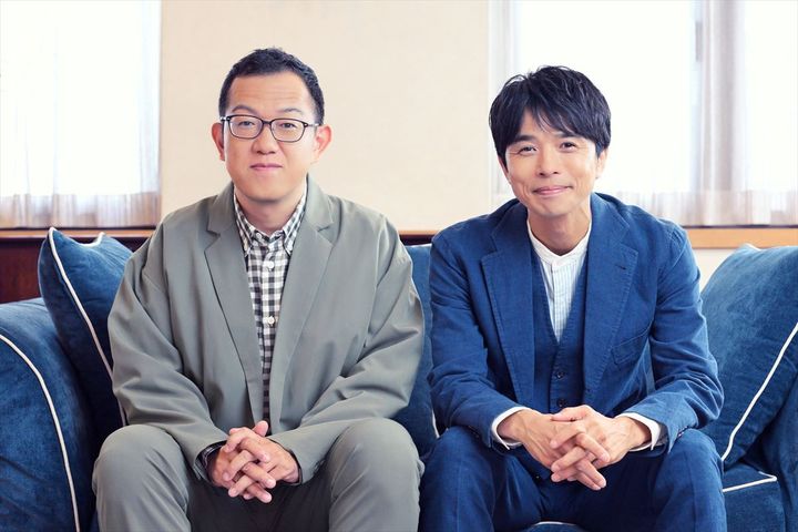 （左から）上田誠、井ノ原快彦 クランクイン！ 写真：篠塚ようこ width=
