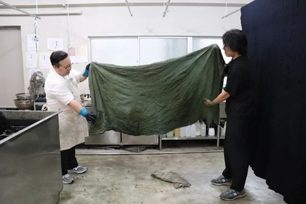 「松坂屋上野店」の暖簾がリニューアル！地域の職人が草木染めで仕上げた新たな一枚