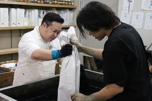 「松坂屋上野店」の暖簾がリニューアル！地域の職人が草木染めで仕上げた新たな一枚