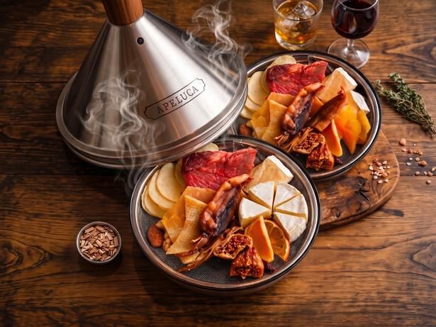 「Smoke de Otsumami」(3000円)。ドライフルーツやビーフジャーキー、エイヒレなど、好みの食材を選んで燻製に
