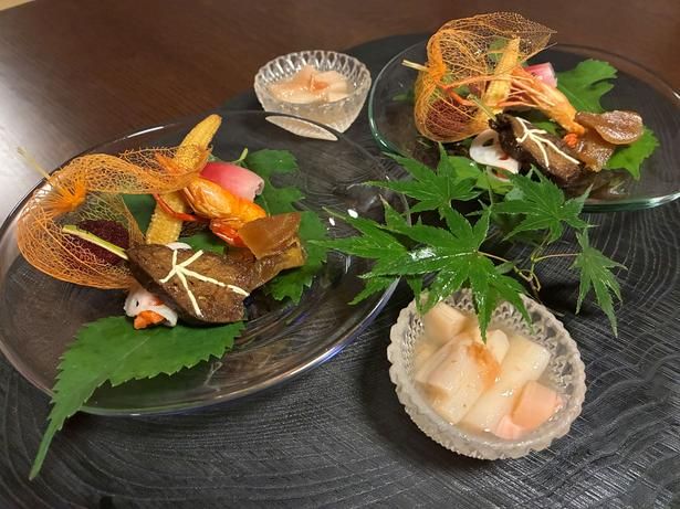 目にも鮮やかな前菜の盛り合わせ。海老や牛肉、旬の野菜など、多彩な味わいを少しずつ楽しめる
