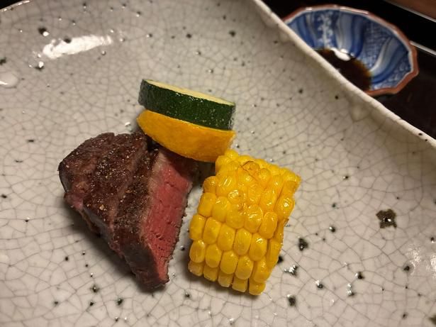 強肴は黒毛和牛フィレ肉に、トウモロコシとズッキーニを添えて。昆布醤油でいただく一品