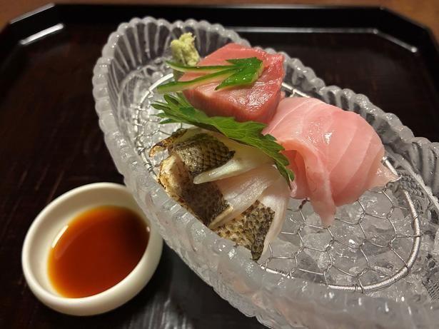 この日のお造りは旬魚の盛り合わせ。マグロなど、その時季ならではの魚を土佐醤油とともに味わう