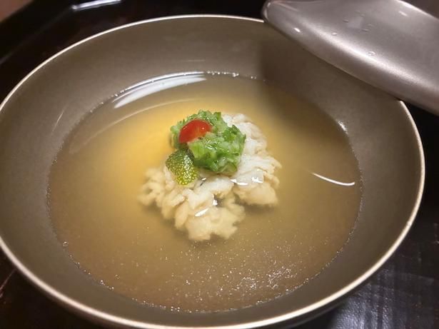 ふっくらと仕立てた鱧に、叩きオクラや梅肉を添えた煮物椀。澄んだ出汁の上品な味わいが広がる