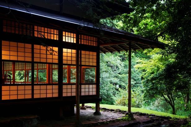歴史ある日本建築と箱根の豊かな自然が溶け合う景色も、箱根リトリート滞在の魅力のひとつ