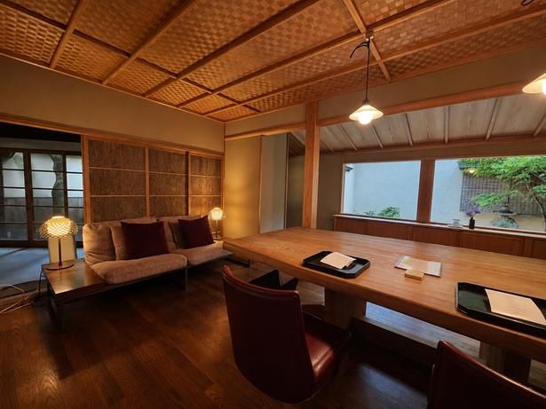 窓の向こうに庭を望む一室。建具や天井など、長い年月を経た建物ならではの意匠にも目を奪われる