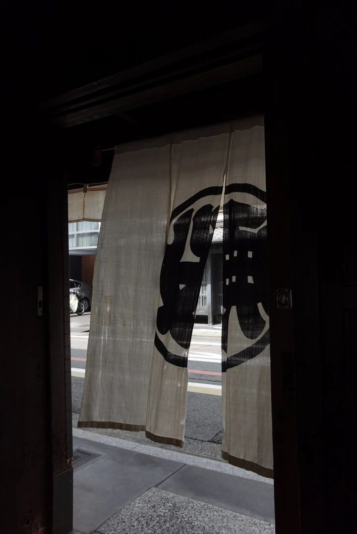大極殿六角店の入り口の暖簾