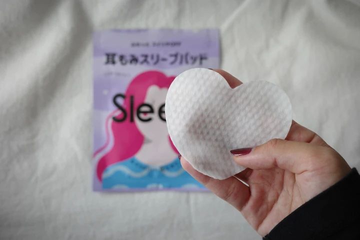 睡眠美容 耳もみスリープパッドを取り出した様子
