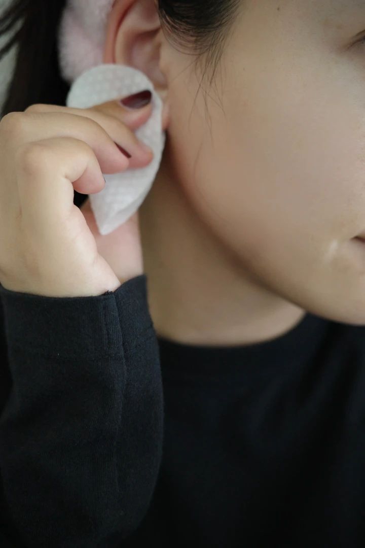 睡眠美容 耳もみスリープパッドを耳に挟んで使用している様子