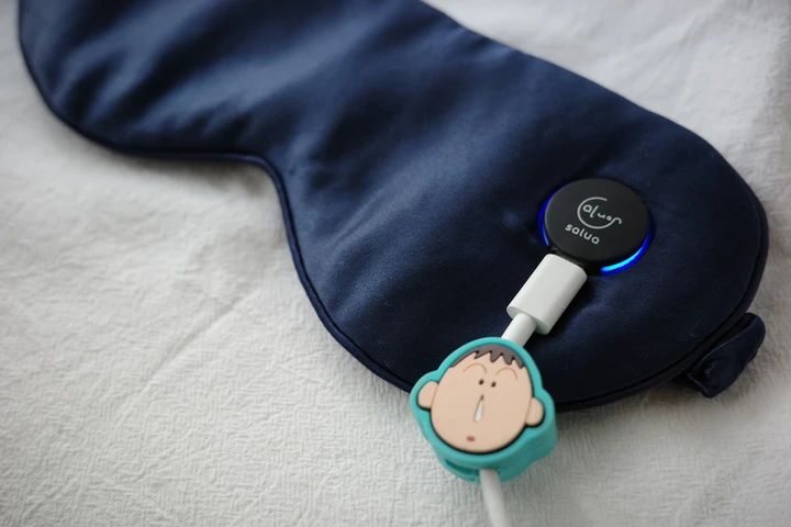 Saluaのプレミアム ホットアイマスクを充電している様子