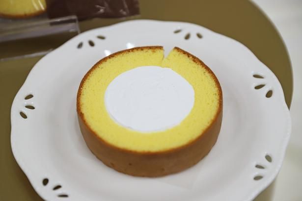 「生クリームロールケーキ」(213円)は、北海道生クリームならではの濃厚さを楽しめる