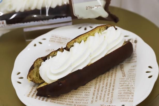 「ダブルクリームエクレア」(298円)。表面をおおい尽くすほどの無限クリームに驚き！下にカスタードクリームも入っている