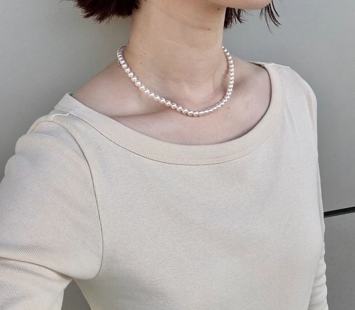 パールネックレスをTシャツに合わせている様子