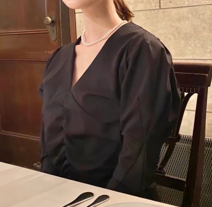 パールネックレスをドレススタイルに合わせている様子