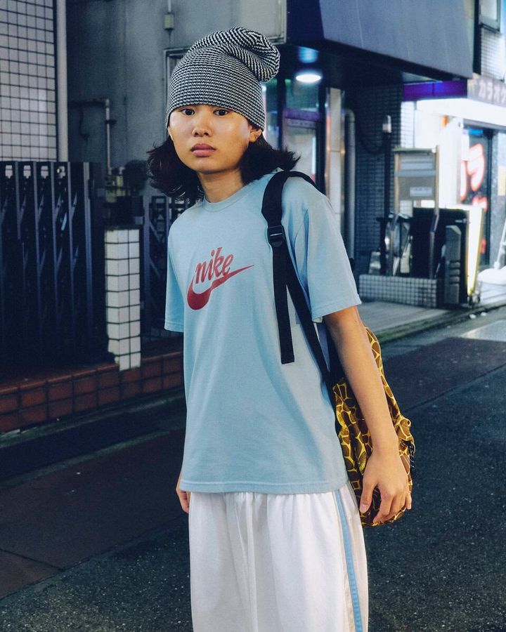 【10代スナップ＠明大前】クリーンな水色と白でまとめつつ、差し色は黄色で存在感を