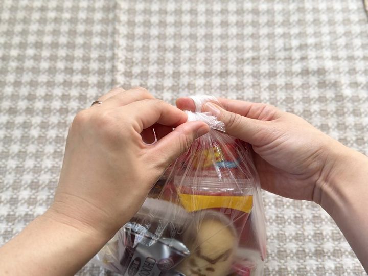 画像: 【画像①】パンパンの袋、あと少しなのに結べない……