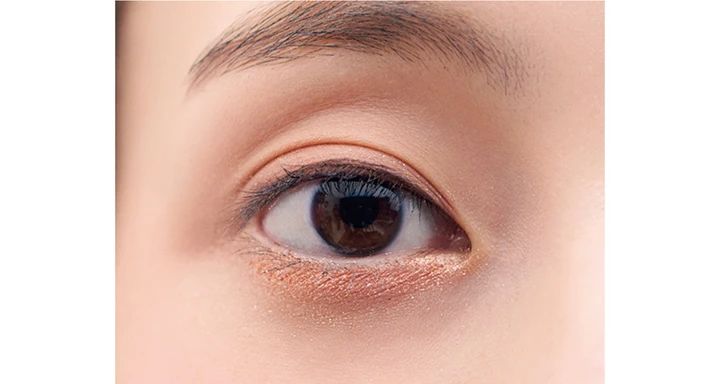 《6》ラインを目尻側だけシャドウでぼかす