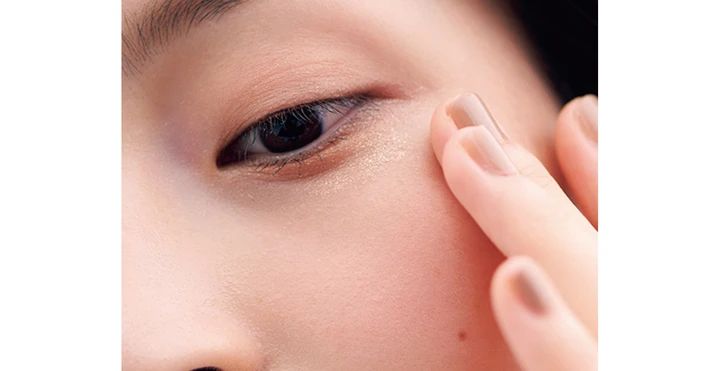 1を指先にとり、頰骨からこめかみに向かってのび広げ、さらに2をブラシにとって頰の中央にふわっと入れる。