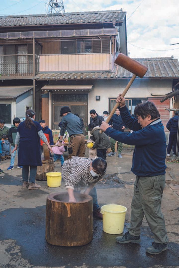【千葉県・ツーリング】バイク仲間と楽しむ年末の餅つき＆キャンプ｜還暦祝いの赤ふんどしで締めくくる！［マヒトが行く］