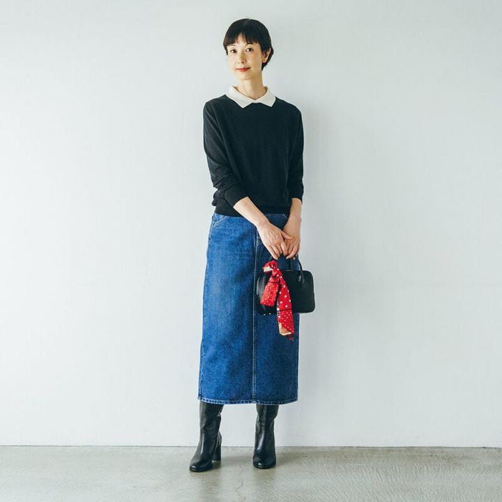 襟付きニット¥58,300／ジョン スメドレー（リーミルズ＆カンパニー）、デニムスカート¥16,500／リー（エドウイン・カスタマーサービス）、ロングブーツ¥75,900／ディヴィナ（金万）、ボストンバッグ¥68,200／メゾン カナウ（ヤマニ）、バッグに付けたスカーフ¥11,000／マニプリ