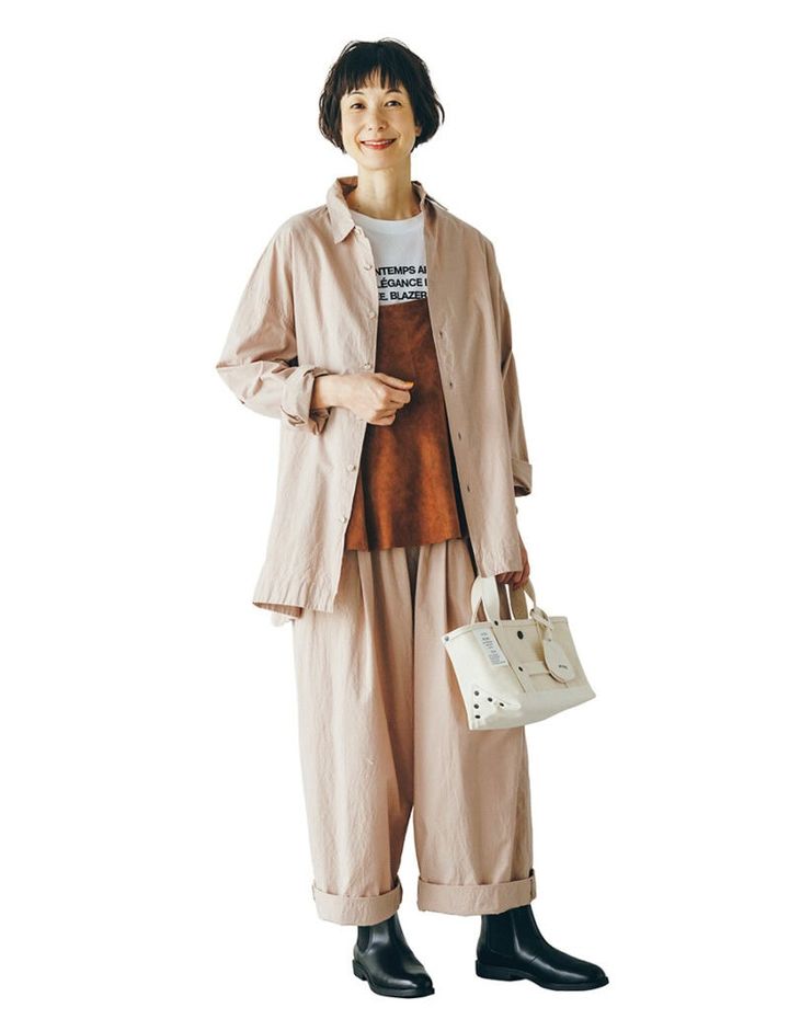シャツ¥30,800、ワイドパンツ¥30,800、スエードキャミソール（10〜11月発売予定）¥41,800／すべてヴェリテクール、ロゴT¥8,800／ル シェル ド ハリス（金万）、バッグ¥25, 300／ハイク（ボウルズ）、ブーツ¥16,500／ムーンスター（ムーンスター カスタマーセンター）