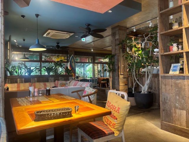 広々としたコナズ珈琲の店内