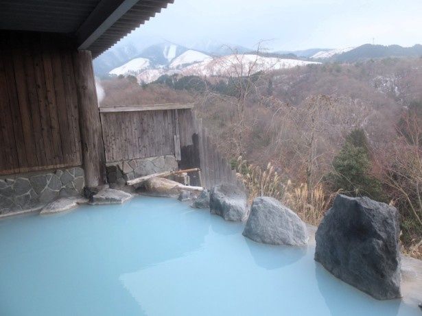 冬場は白濁具合があがることも…！何とも不思議な湯だ 画像提供：豊礼の湯