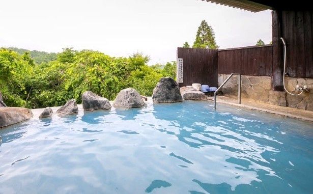 【写真】ホワイトブルーの湯が自慢！大浴場露天は1人600円と格安だ 画像提供：豊礼の湯