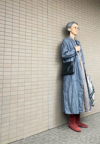 リネンのワンピースはショートブーツと合わせて