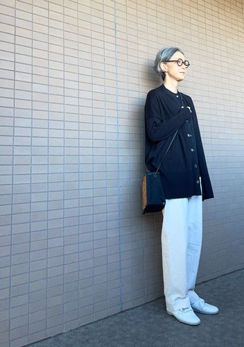 リネンのシャツは夏に引き続き使いやすい