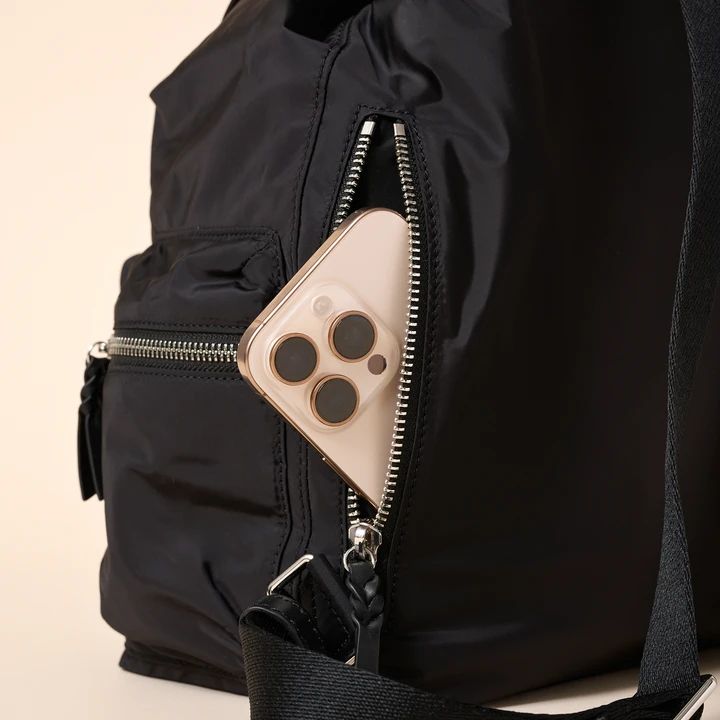 コール ハーン シブヤ シリーズ ナイロン バックパック 背面ポケット